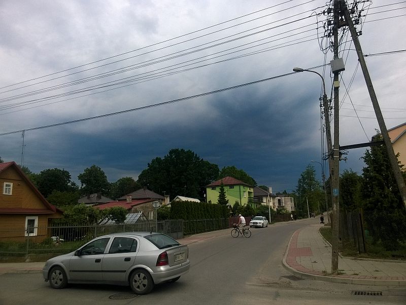 Ciemne chmury nad Sokółką, poniedziałek rano (iSokolka.eu)