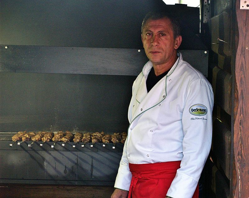 Sako Chichian przy grillu kaukaskim zwanym mangałem