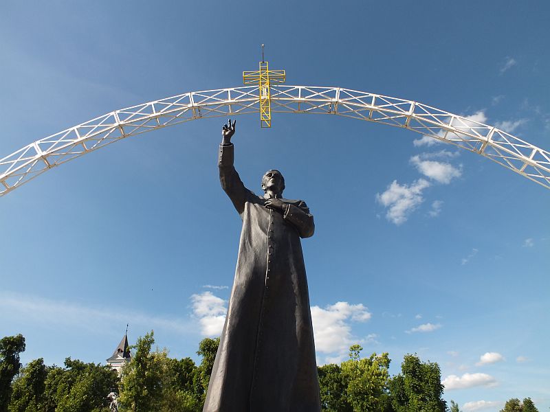 Pomnik księdza Jerzego Popiełuszki w centrum Suchowoli (iSokolka.eu)