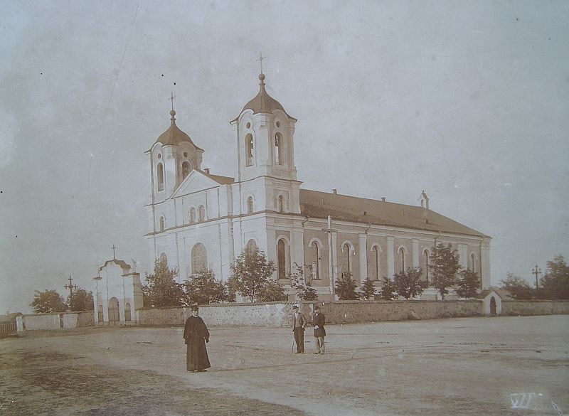 Wieże i front kościoła zostały zburzone przez Niemców w 1944 roku 