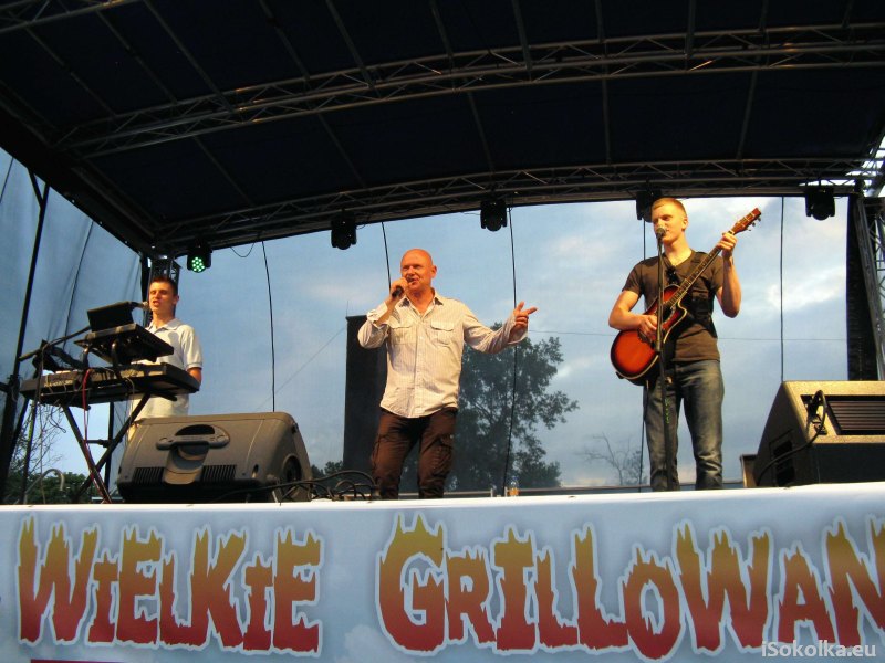 Na scenie Jarek Rynkiewicz z zespołem (iSokolka.eu)