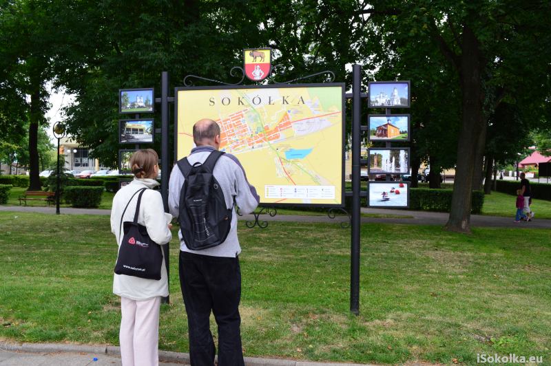 Nowa tablica przy Placu Kościuszki (iSokolka.eu)