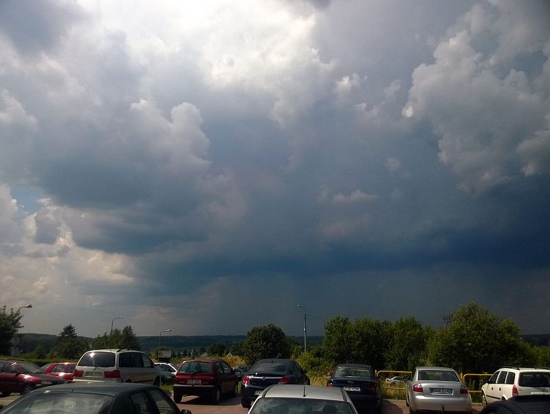 Ciemne chmury widoczne ze wzgórza przy szpitalu w Sokółce (iSokolka.eu)
