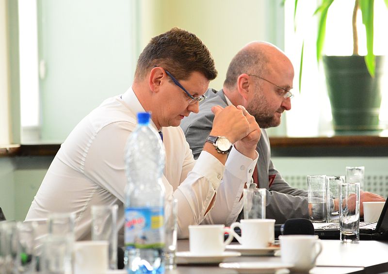Burmistrza Sokółki nie było dziś na sesji. Na zdjęciu jego zastępcy (od lewej): Piotr Bujwicki i Krzysztof Szczebiot (iSokolka.eu)