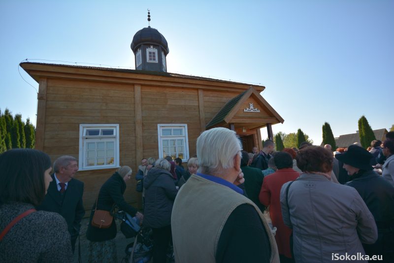 Muzułmanie przed meczetem w Bohonikach. Kurban Bajram w październiku 2014 (iSokolka.eu)