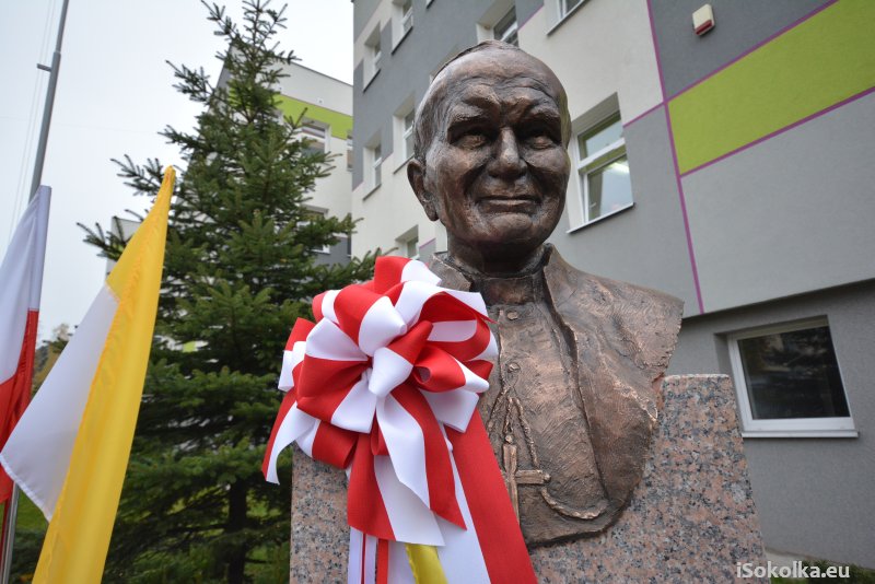 Nowy pomnik stanął przed wejściem do Gimnazjum Nr 1 (iSokolka.eu)