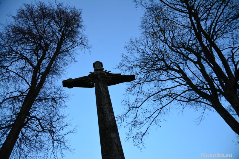 Kilkumetrowy drewniany krzyż na cmentarzu w Zalesiu (iSokolka.eu)
