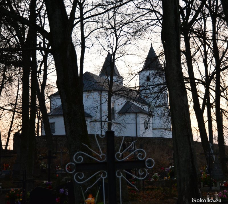 Kościół w Zalesiu widziany ze starego cmentarza (iSokolka.eu)