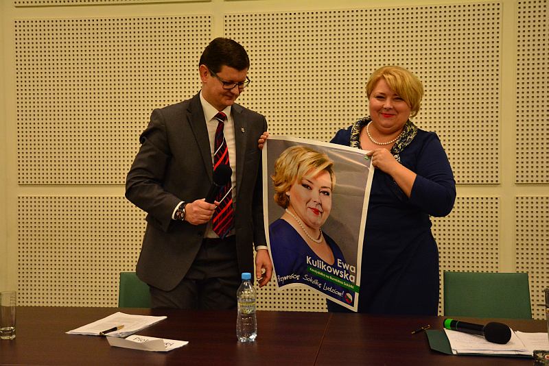 Ewa Kulikowska przekazała swój plakat Piotrowi Bujwickiemu (iSokolka.eu)
