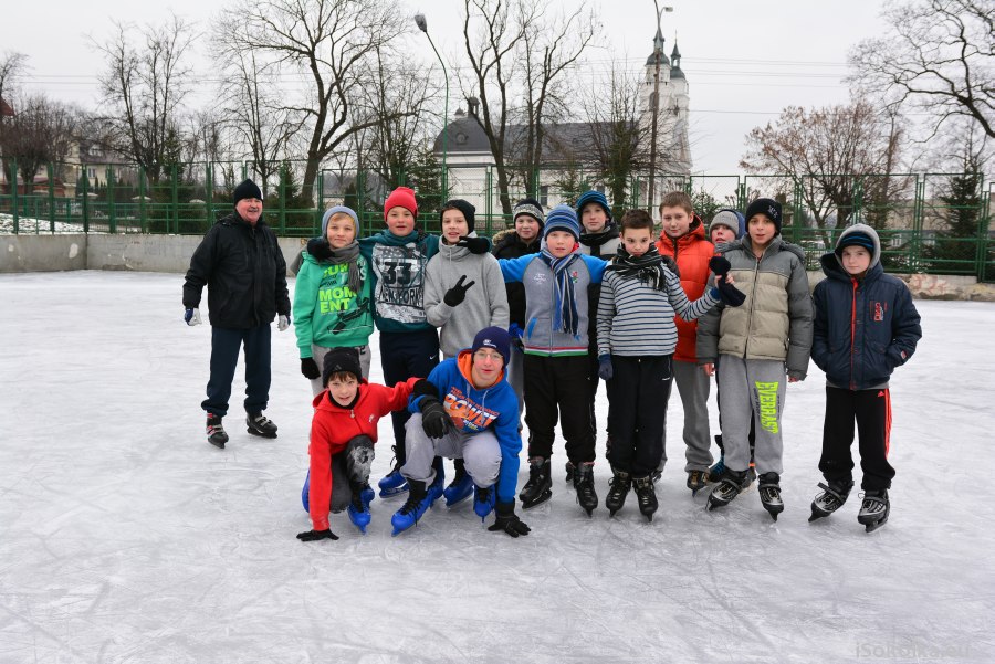 Uczniowie klasy sportowej ze swoim nauczycielem na lodowisku (iSokolka.eu)