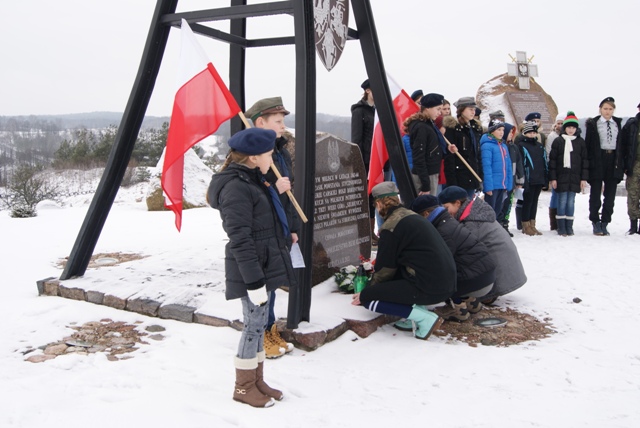 Młodzież zapaliła znicze przy pomniku Golgota Wschodu