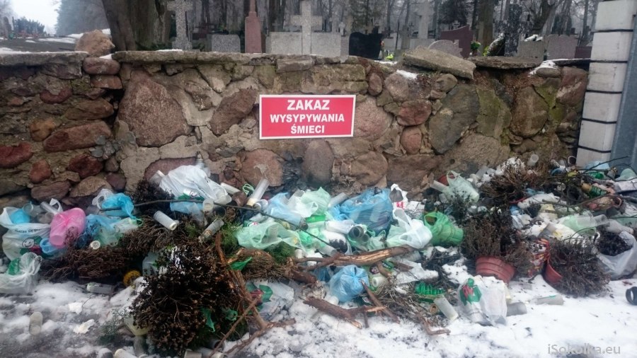 Śmieci pojawiły się też przy murze od strony ulicy Mickiewicza (iSokolka.eu)