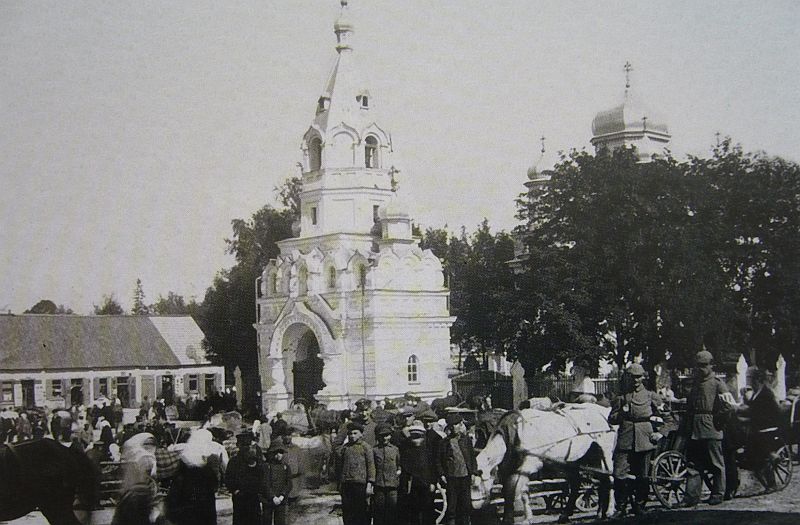 Rynek w Sokółce w czasach Wielkiej Wojny. Po prawej stoją dwaj niemieccy żołnierze