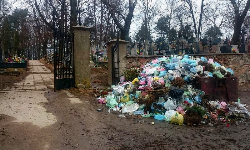 Hałda śmieci przy bramie na cmentarz (iSokolka.eu)