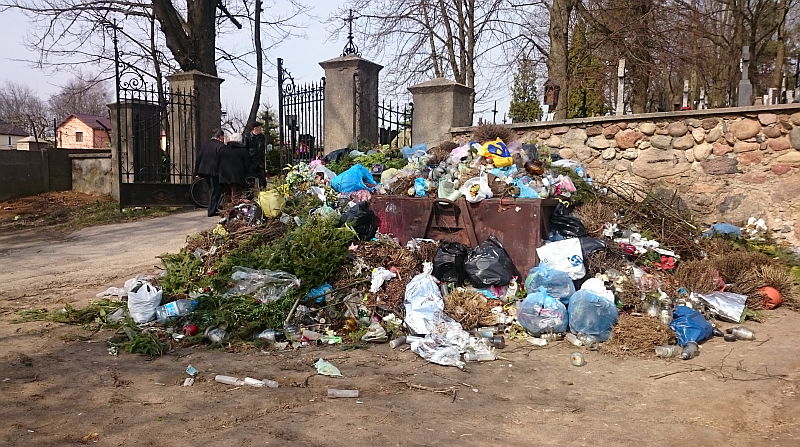Góra śmieci przy bramie cmentarnej. Zdjęcie z dzisiejszego przedpołudnia (iSokolka.eu)