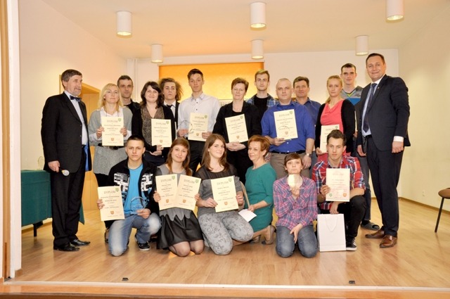 Podczas uroczystości nagrodzono wyróżniających się nauczycieli i uczniów szkoły (T. Otoka/ ZSR w Sokółce)