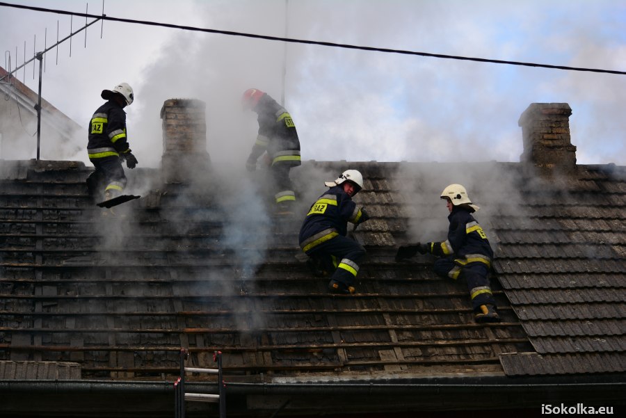 Strażacy musieli rozebrać dach budynku (iSokolka.eu)