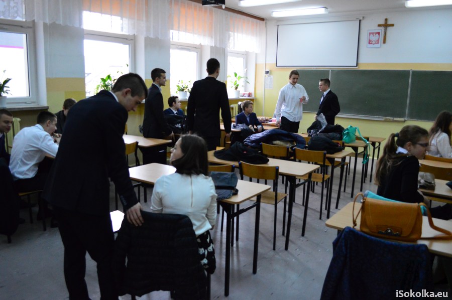 Gimnazjaliści przed egzaminem, kwiecień 2015 (iSokolka.eu)