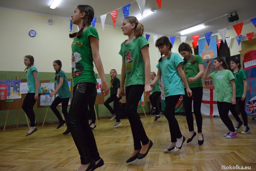 Dziewczęta zaprezentowały taniec irlandzki (iSokolka.eu)