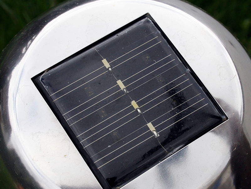 Lampy solarne są zasilane energią słoneczną (Gastonmag/freeimages.com)