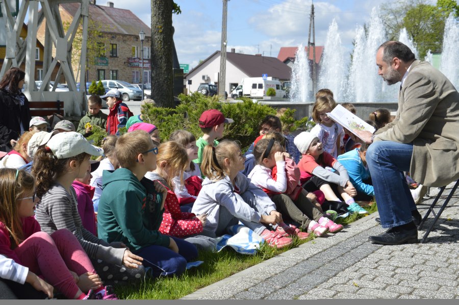 Wiersze dzieciom czytał m.in. burmistrz Suchowoli Michał Matyskiel (GOKSiT w Suchowoli)