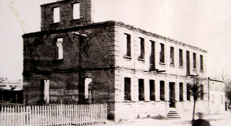 Zniszczony budynek starostwa (dziś siedziba Jaskółki) na ul. Grodzieńskiej. 1944 rok