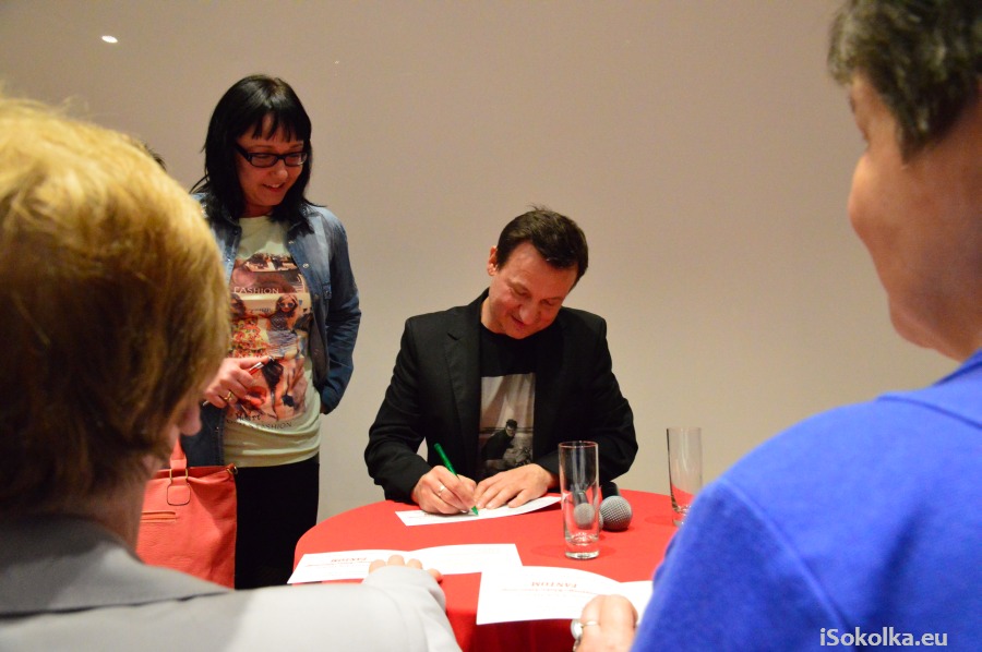 Po spotkaniu aktor chętnie rozdawał autografy (iSokolka.eu)