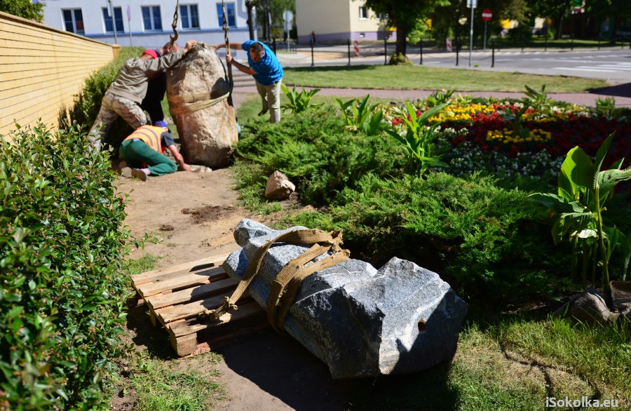 Pomnik po ponad roku wraca na skwer (iSokolka.eu)