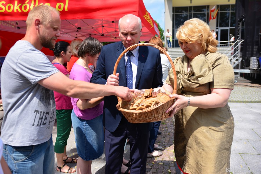 Burmistrz Sokółki podzieliła się z mieszkańcami chlebem (iSokolka.eu)