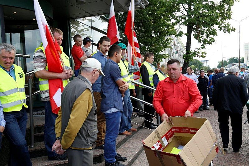 Protest rolników przed Urzędem Marszałkowskim (wrotapodlasia.pl)