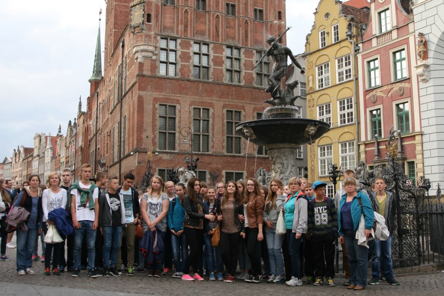 Młodzież przy pomniku Neptuna w Gdańsku (ZS w Korycinie)