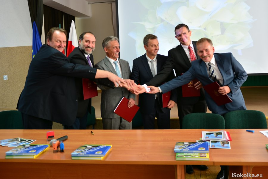 Samorządowcy i minister w chwilę po podpisaniu porozumienia (iSokolka.eu)