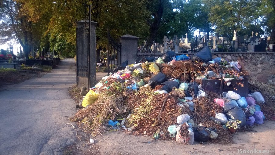 Śmieci przed wejściem na cmentarz (iSokolka.eu)