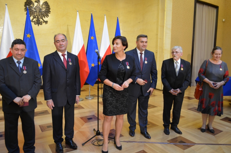 Odznaczono również Jana Adamowicza, prezesa ZTRP (drugi z prawej) (mac.gov.pl)