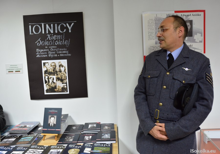 Robert Gretzyngier przybył na wystawę w mundurze polskich lotników (iSokolka.eu)
