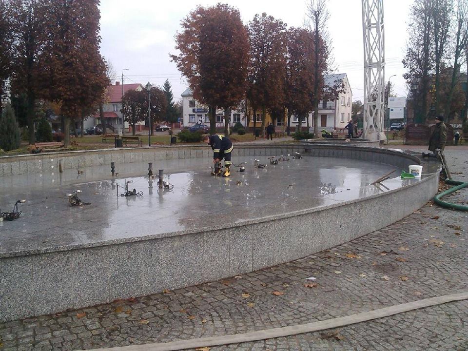 Strażacy z OSP Suchowola wypompowali wodę z suchowolskiej fontanny (OSP Suchowola)