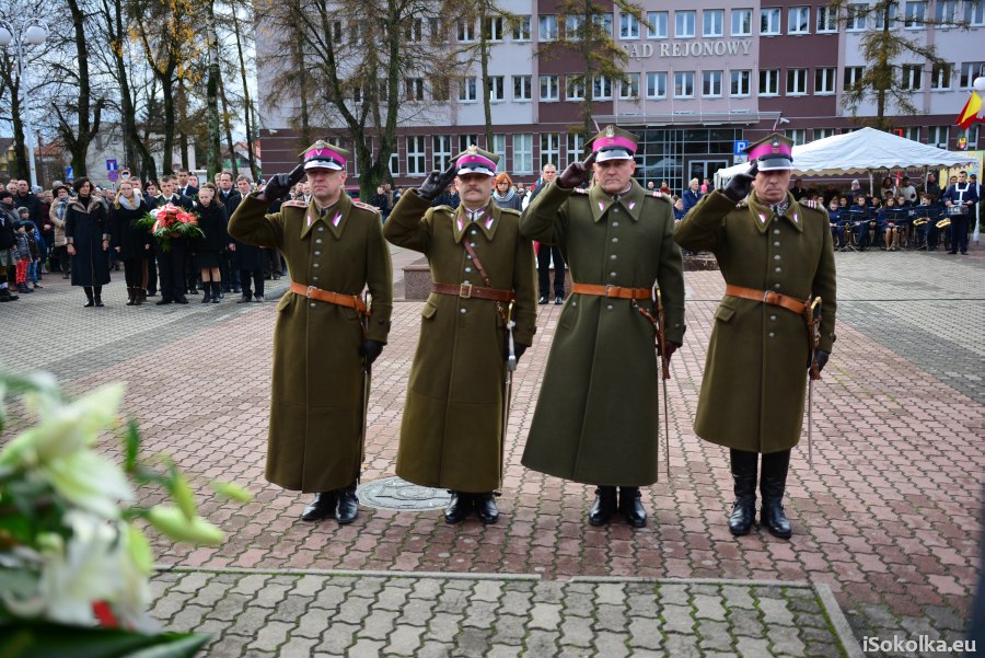 Kwiaty pod pomnikiem złożyli dziś m.in. sokólscy ułani (iSokolka.eu)