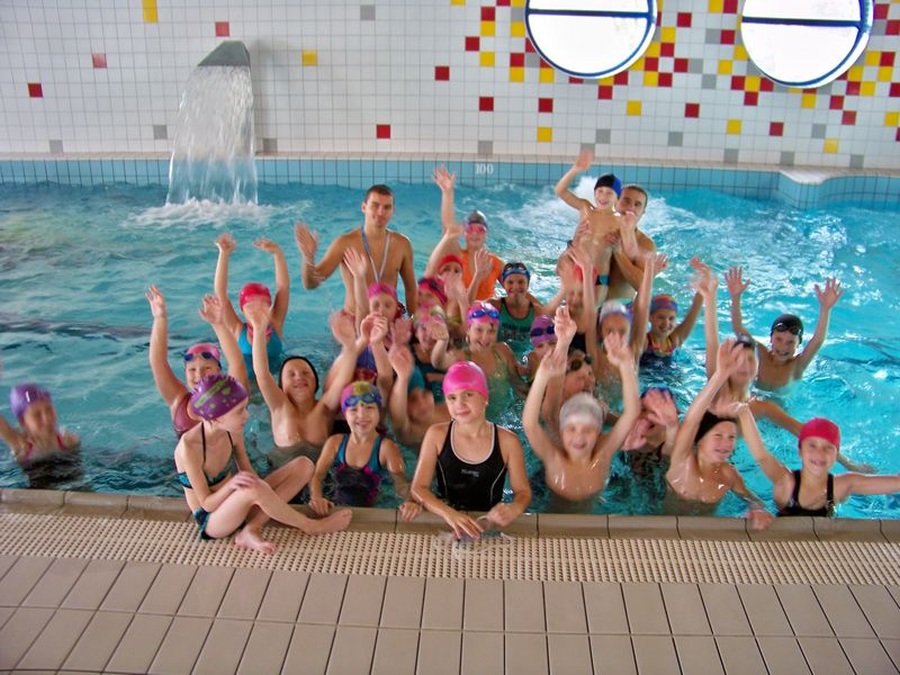 Młodzi ludzie z Suchowoli na zajęciach na pływalni w Mońkach (suchowola.net)