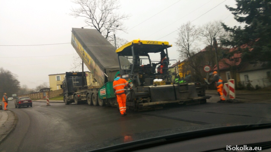 Drogowcy kładą asfalt na Kryńskiej (iSokolka.eu)