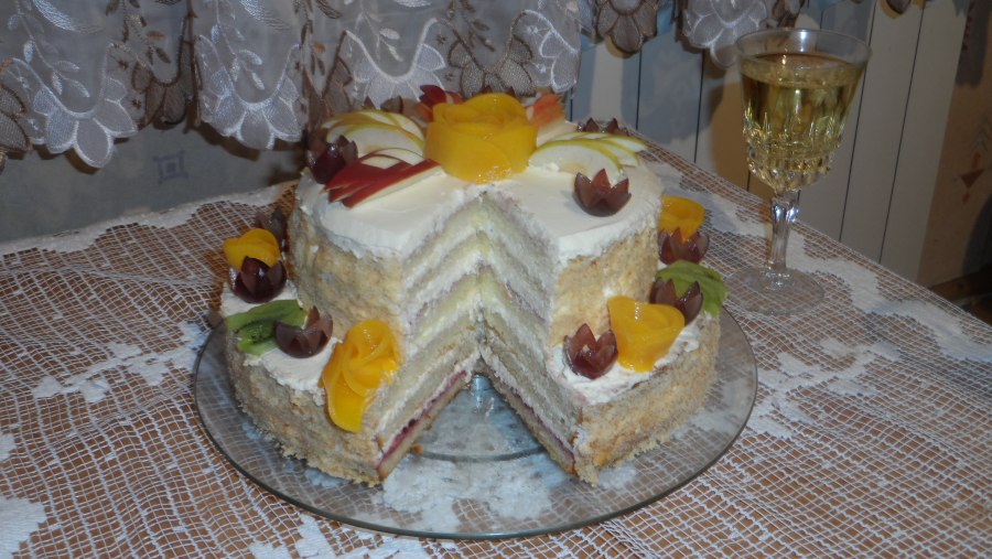 Do wykonania tortu potrzebne są dwa duże biszkopty (H. Raducha)