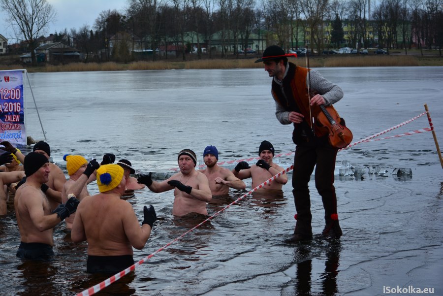Górale nie dali się przekonać do lodowatej kąpieli (iSokolka.eu)