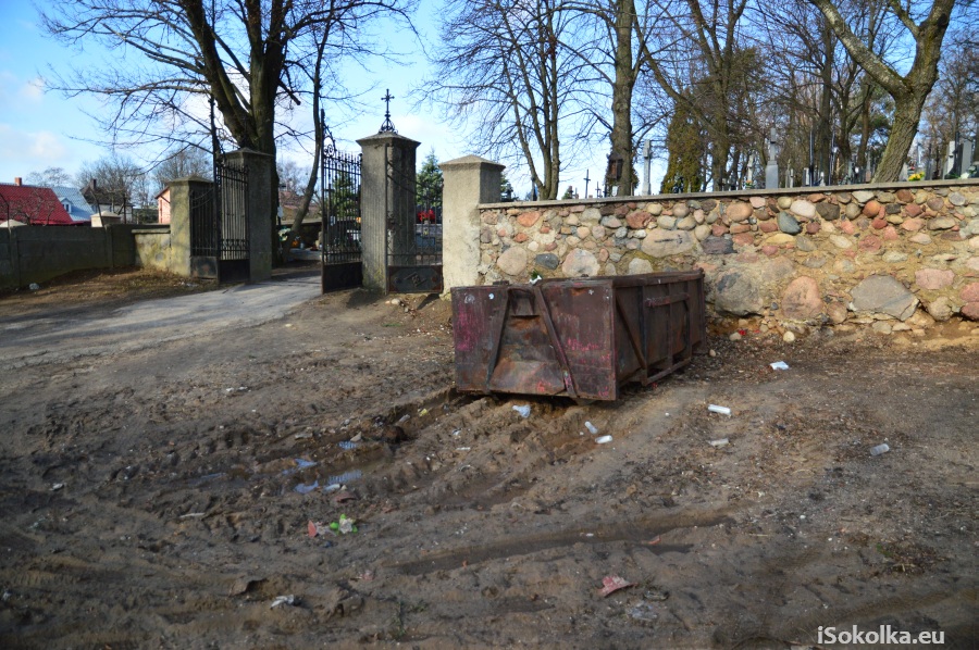 Śmietnik przy cmentarzu. 25 lutego 2016 (iSokolka.eu)