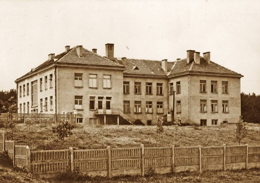 Budynek dabrowskiego szpitala w 1961 roku (Dąbrowska Inicjatywa Społeczna)