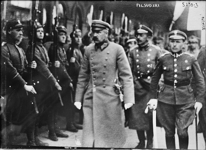 Piłsudski dokonujący przeglądu oddziałów (Adam Dulęba/ commons.wikimedia.org)