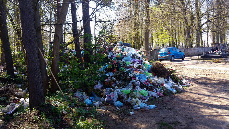 Sterta śmieci na nowym cmentarzu, 4 maja przed południem (iSokolka.eu)