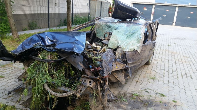 Zniszczony samochód po wypadku (KPP Mońki)