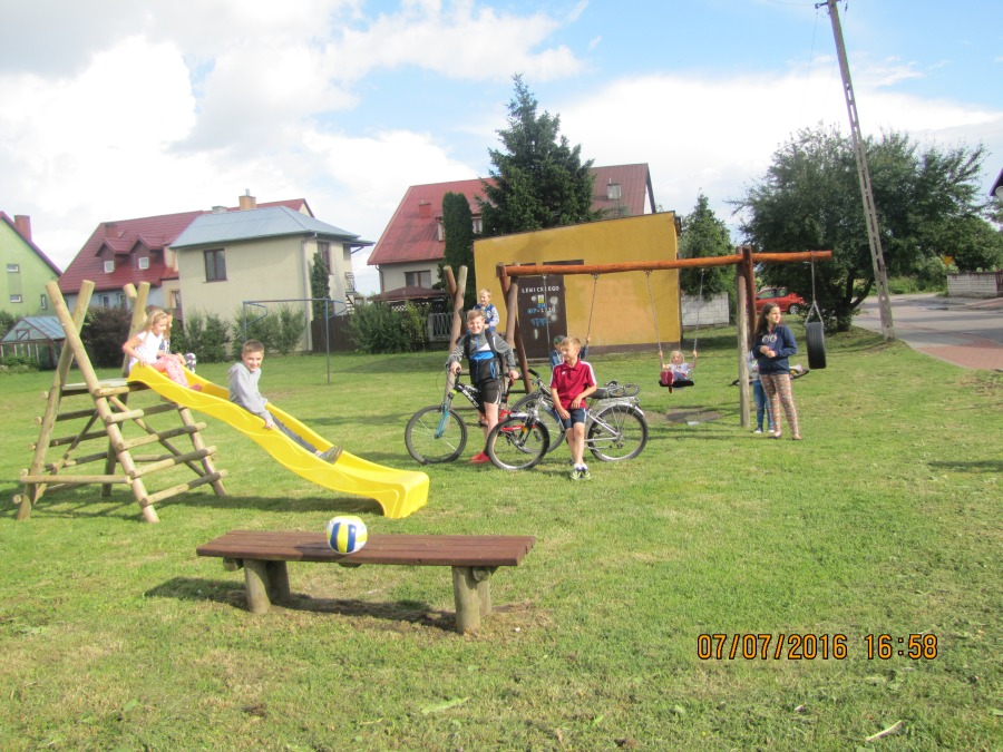 Nowy plac zabaw przy ulicy Lewickiego w Sokółce (M. Uściłko)