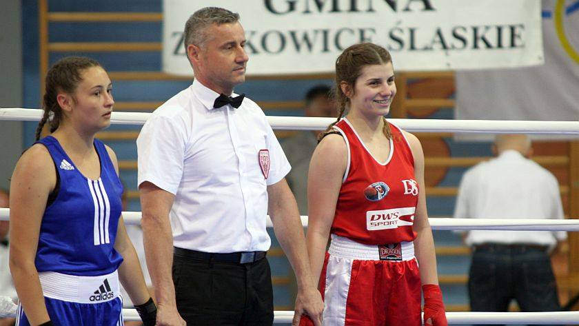 Natali Kotowska (z lewej) po finałowej walce (UKS Boxing Sokółka)