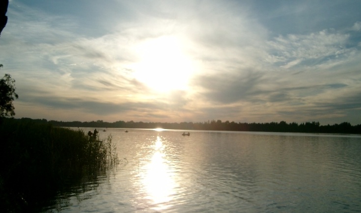Zachód słońca nad jeziorem Białym (Grzmucin; commons.wikimedia.org)