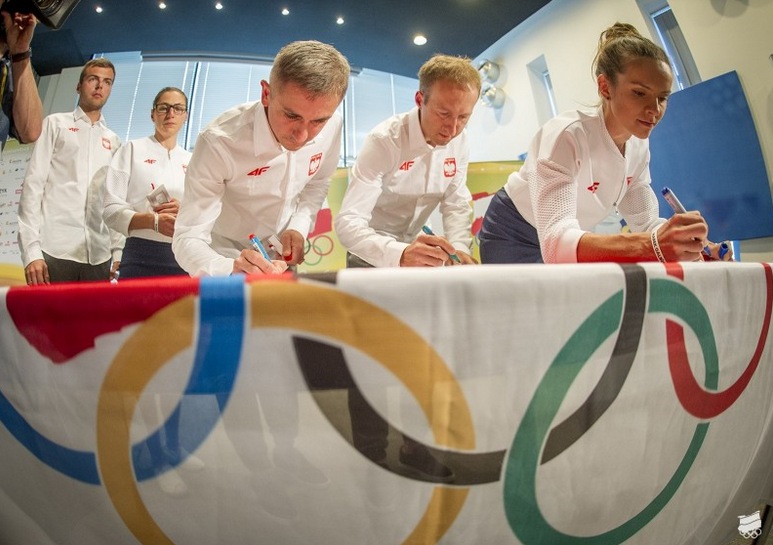 Polscy sportowcy składają podpisy na fladze olimpijskiej (S. Sikora/PKOl)